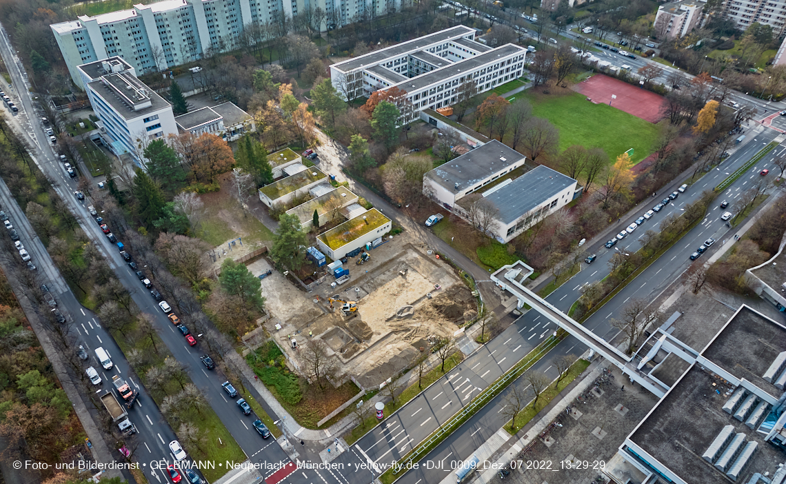 07.12.2022 - Luftbilder von der Baustelle an der Quiddestraße 'Haus für Kinder' in Neuperlach